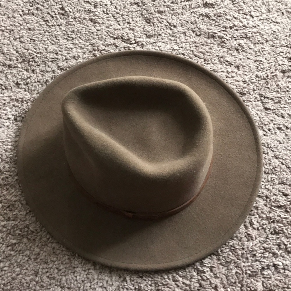 Brown vintage hat with brown ring around it .